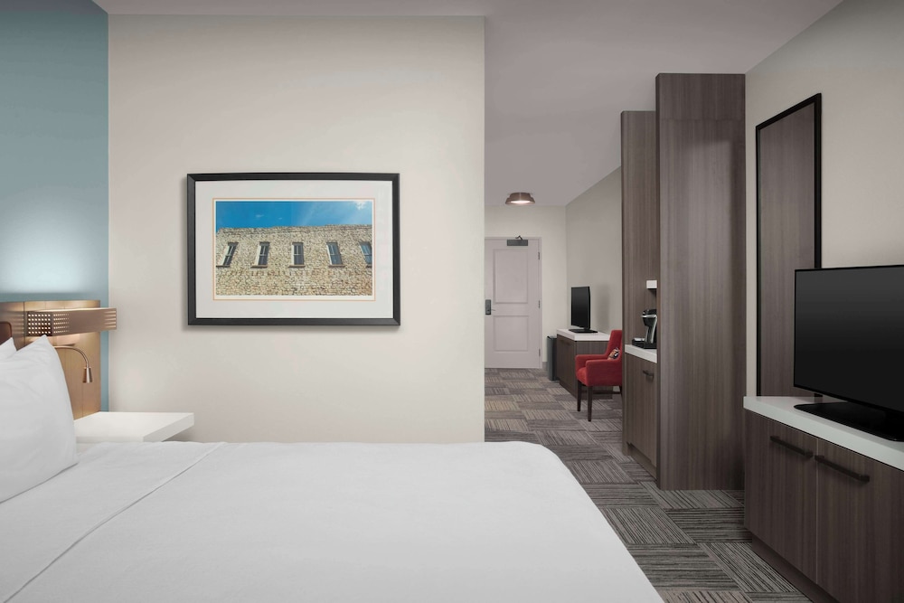 Junior Suite, 1 King Bed, Accessible - Photo 6