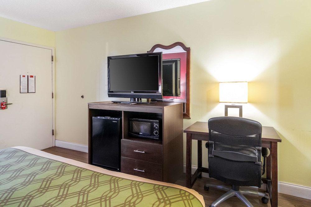 Standard Room, 1 King Bed, Accessible, Ground Floor photo 3