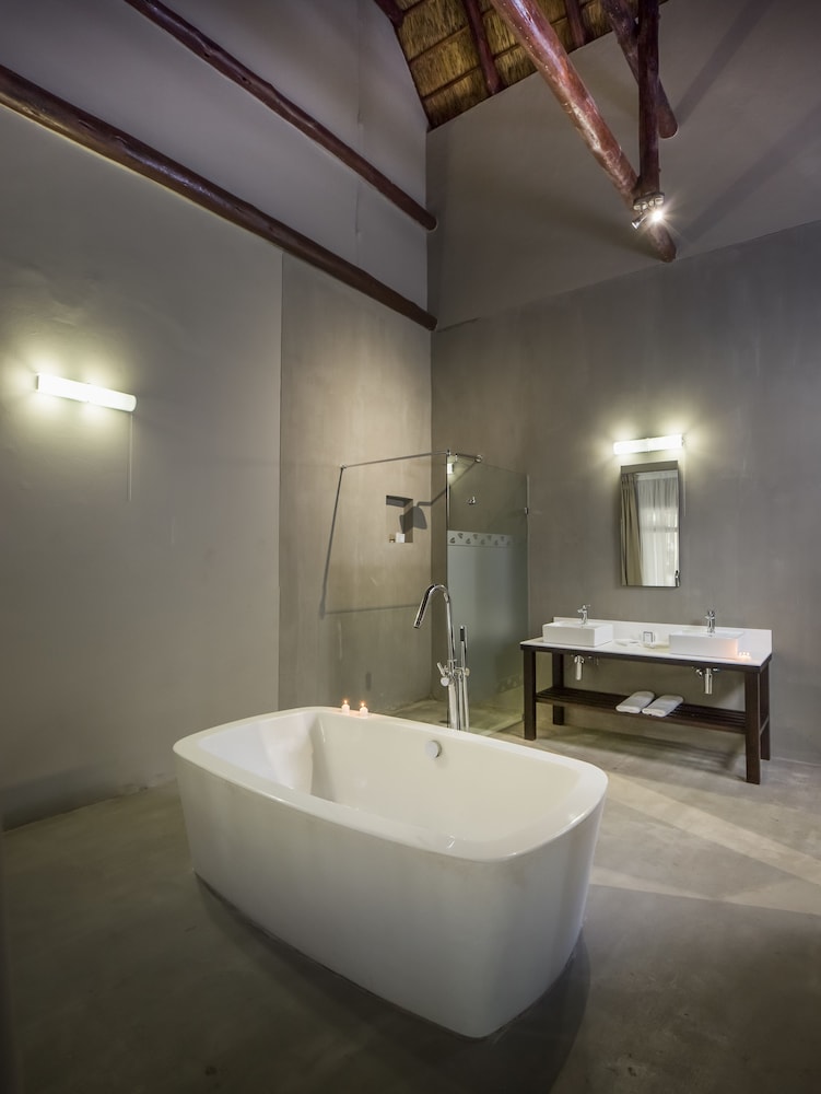Deluxe Room, Ensuite photo 3