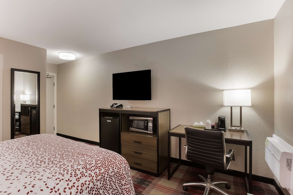 Standard Room, 1 Queen Bed, Non Smoking, Refrigerator & Microwave - Photo 2