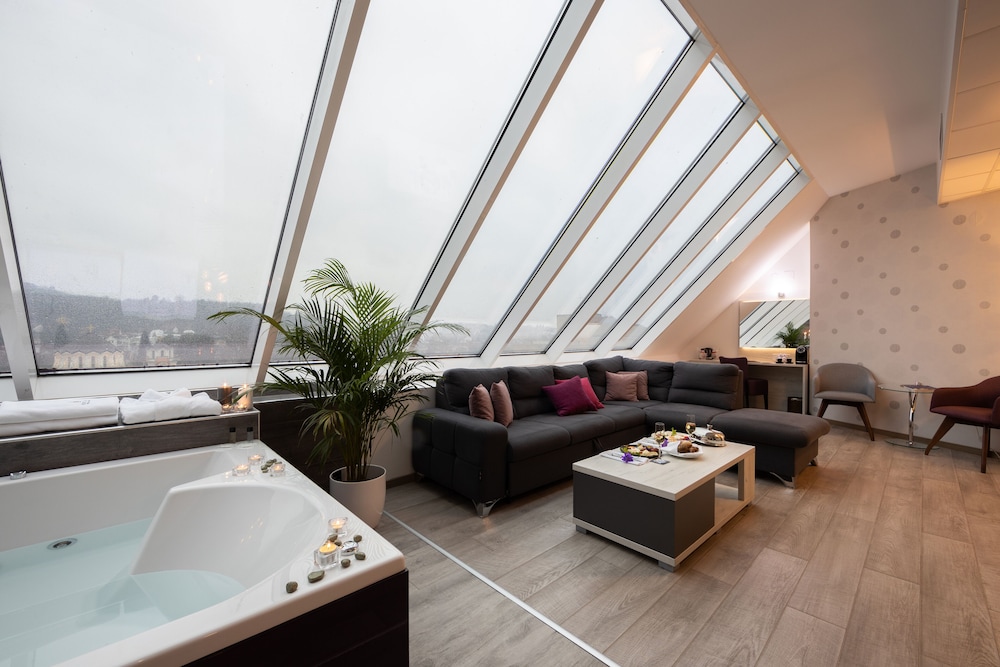 Deluxe Suite, Jetted Tub - Photo 6