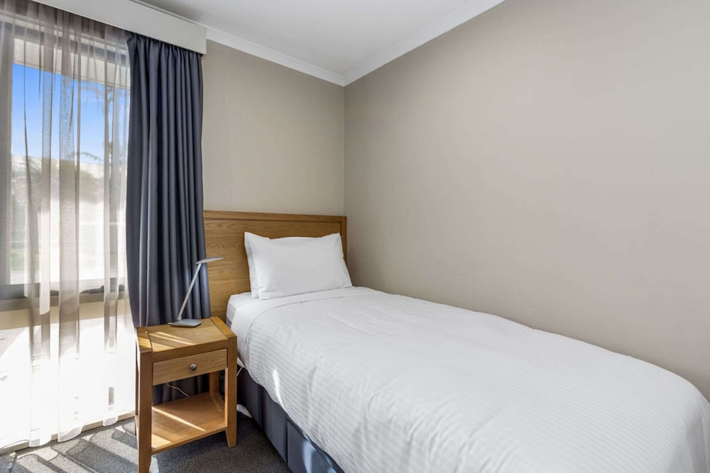 Standard Room, Multiple Beds, Non Smoking, Ground Floor (Walk-In Shower) - Photo 7