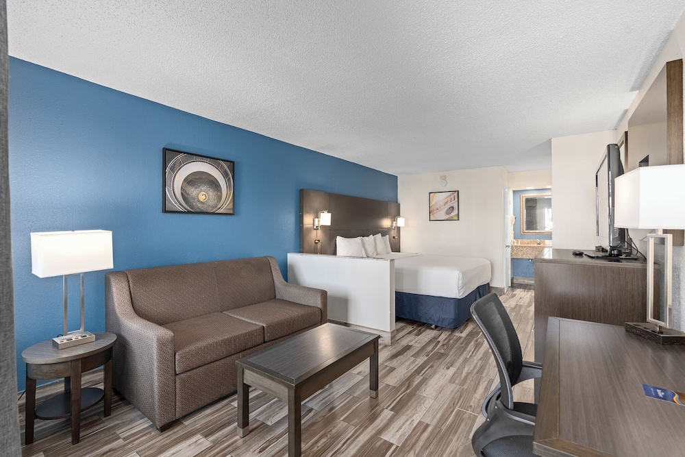 Suite, 1 King Bed with Sofa bed, Non Smoking photo 1