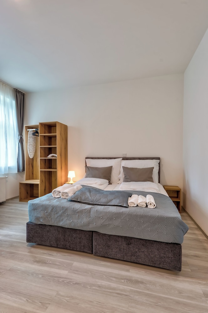 Classic Studio, 1 King Bed