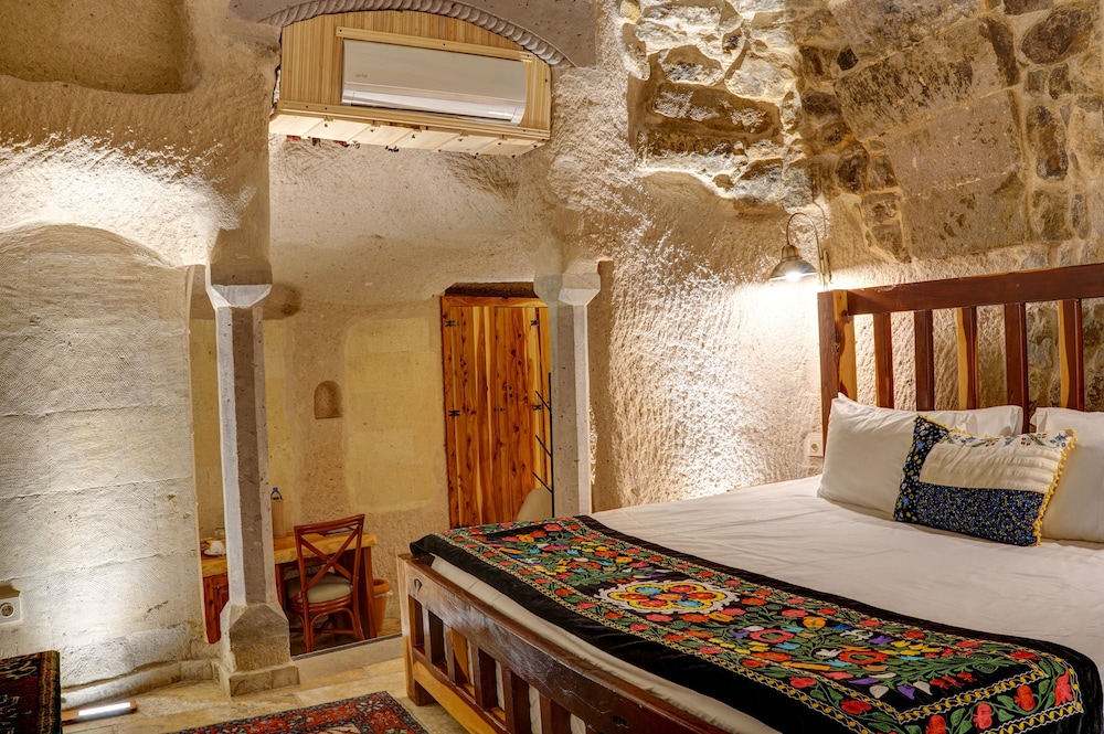 Superior Cave Room - Photo 9