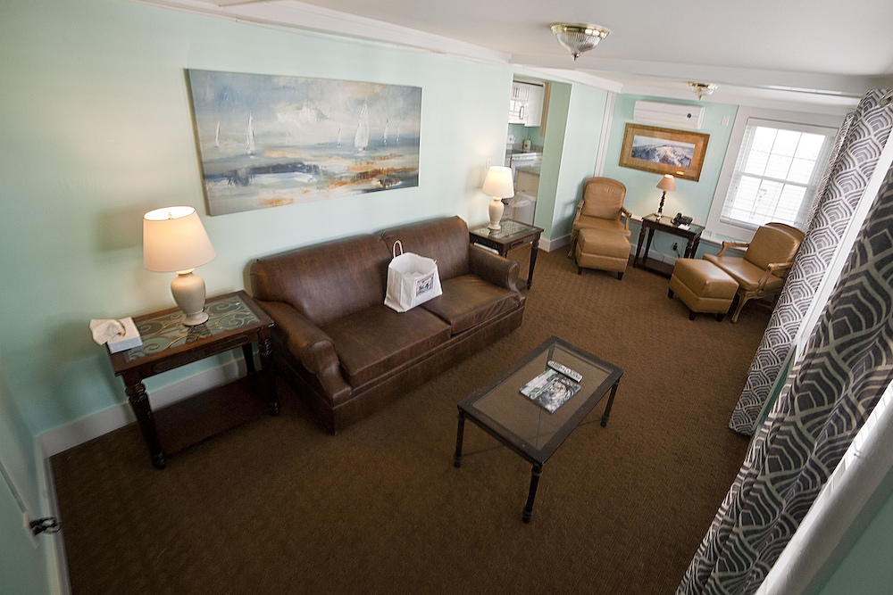 Suite, 1 Bedroom, Kitchen, Ground Floor photo 3