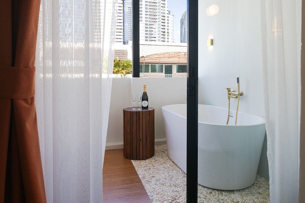 Design Studio Suite, 1 Bedroom, Bathtub, City View photo 1