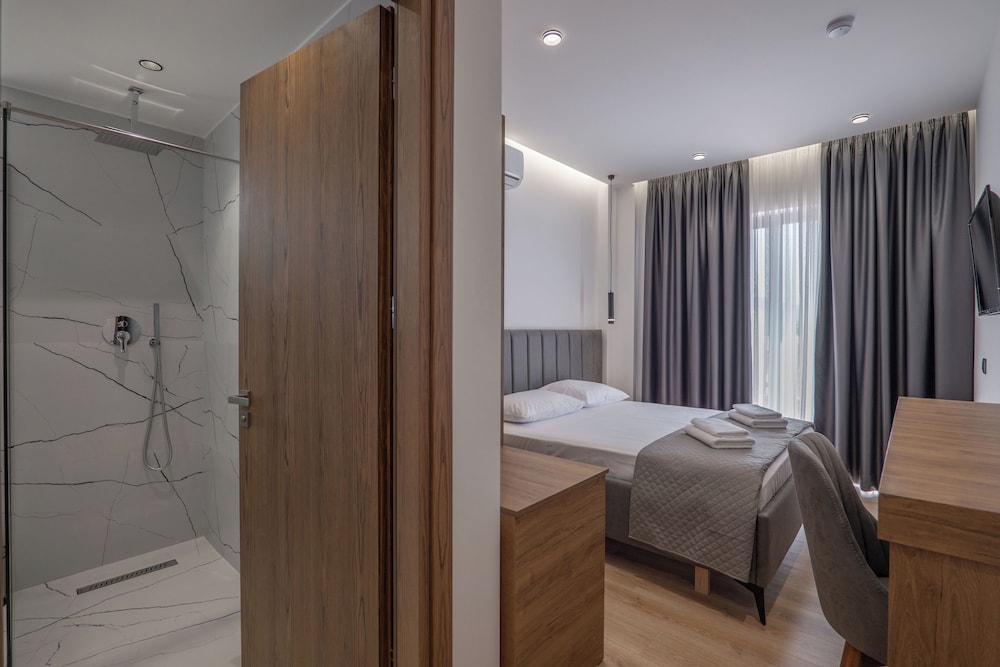 Deluxe Double Room, Partial Sea View photo 2