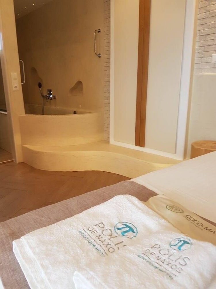 Exclusive Suite, Jetted Tub photo 3