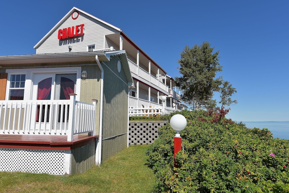 Chalet, 2 Bedrooms with Queen Sized Beds photo 3