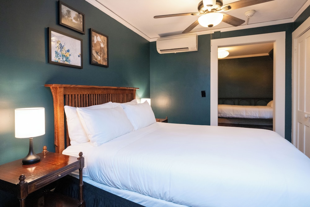 Deluxe Room, 1 Queen Bed (Dewey Inn)