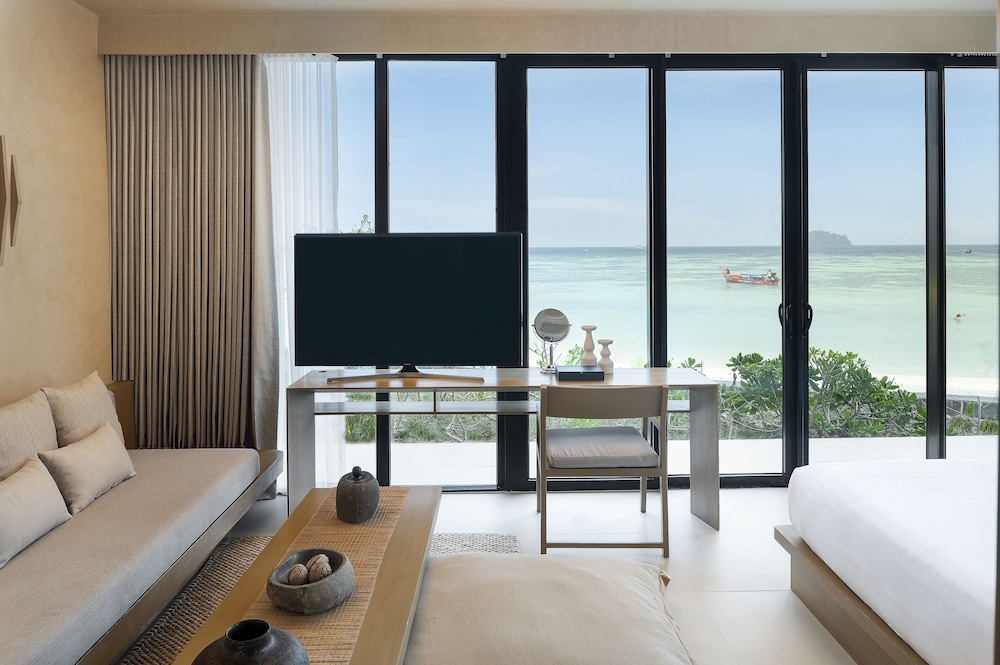 Premium Suite Beachfront with Bathtub (Ground Floor) - Photo 3