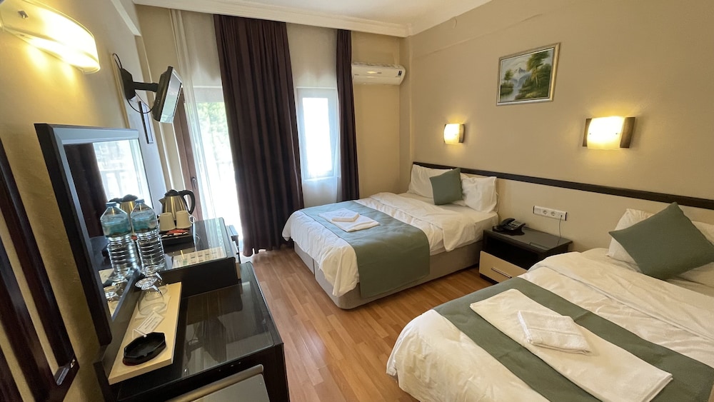 Standard Room, Multiple Beds - Photo 1