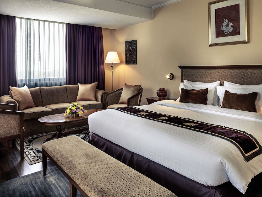 Deluxe Room, 1 King Bed, Business Lounge Access, Corner (Executive) photo 2