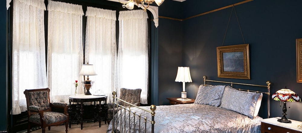 Master Bedroom, Queen + 2 Twin beds, Private Bath