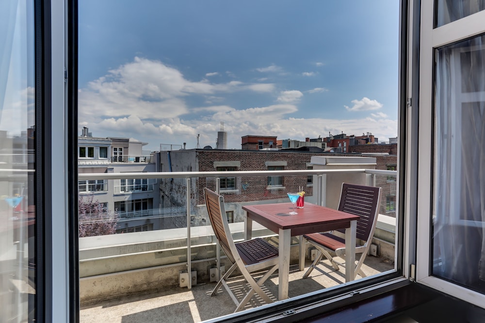 Suite, 1 Queen Bed With Sofa Bed, Balcony, Courtyard View (Deluxe Suite With Balcony/Garden Leve) photo 2