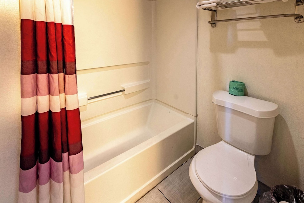 Standard Room, 1 King Bed, Non Smoking - Photo 9