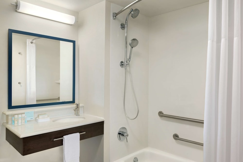 Room, 1 King Bed, Accessible - Photo 5
