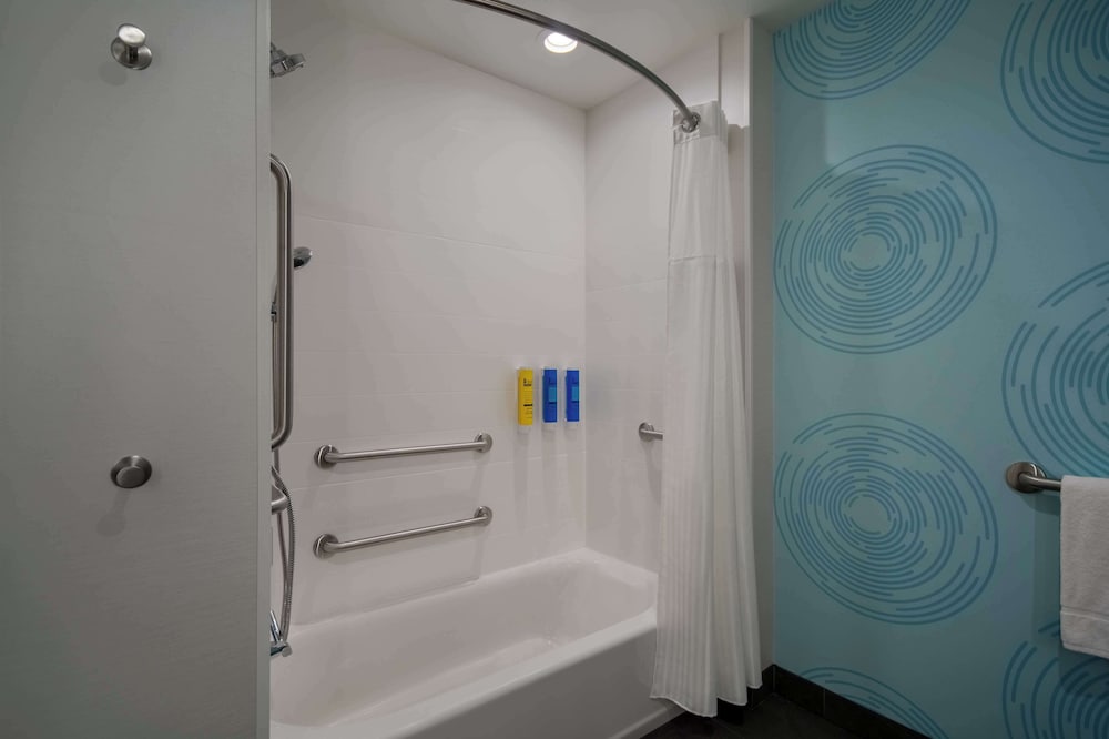 Room, 2 Queen Beds, Accessible, Bathtub (Mobility & Hearing) - Photo 2
