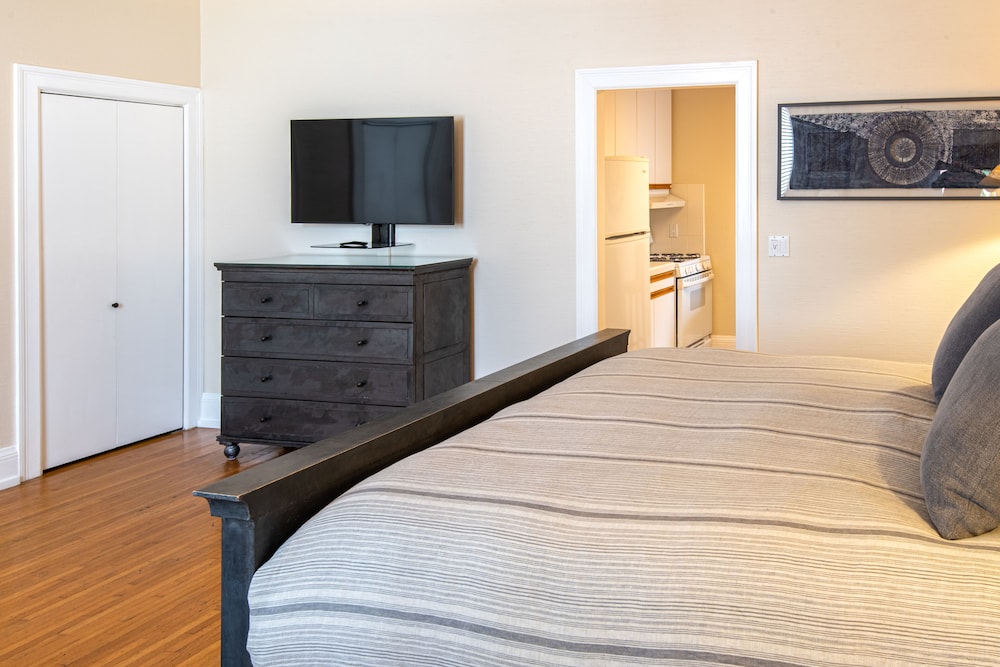 Deluxe Studio, 1 King Bed with Queen Sofabed, Kitchen (118B) photo 2
