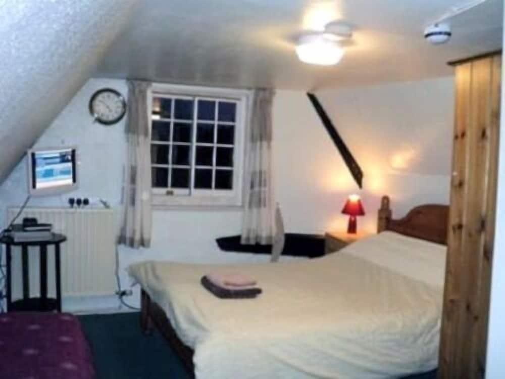 Suite, Ensuite photo 1