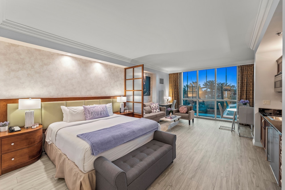 Panoramic Studio Suite, 1 King Bed with Sofa bed, City View