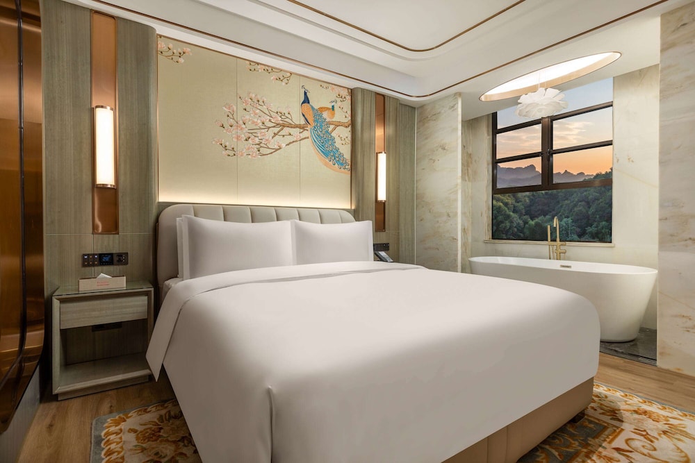 Deluxe Suite, 1 King Bed, Non Smoking photo 1
