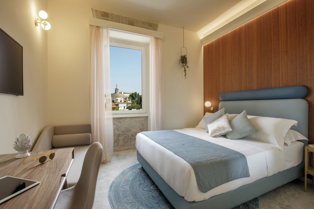 Deluxe Double Room, 1 Queen Bed, Private Bathroom, City View