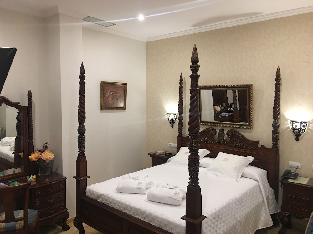 Standard Double Room - Photo 17