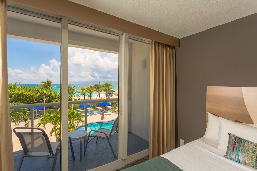 Standard Room, 1 King Bed, Balcony, Oceanfront - Photo 1