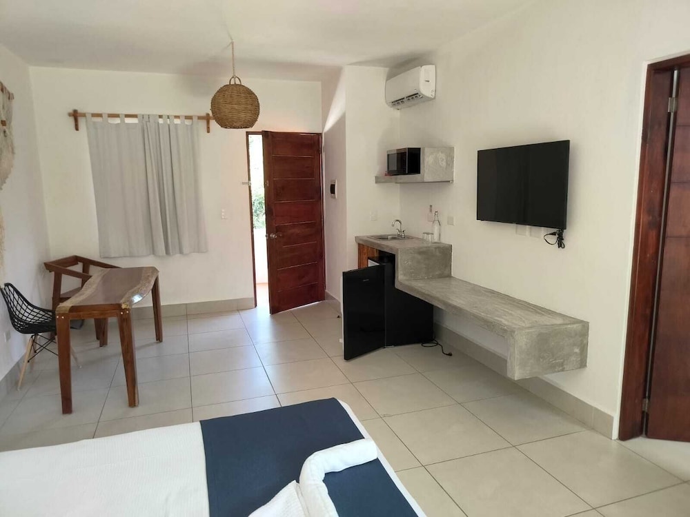 Standard Room, 1 King Bed, Balcony photo 3