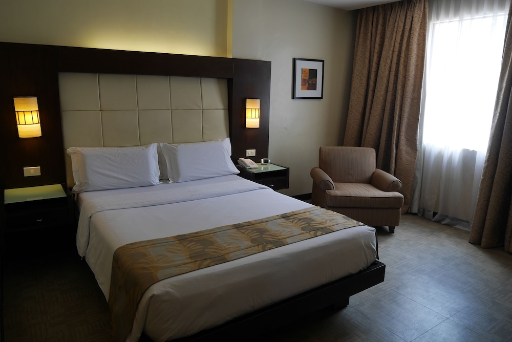 Deluxe Queen (1 Queen Bed) - Photo 7