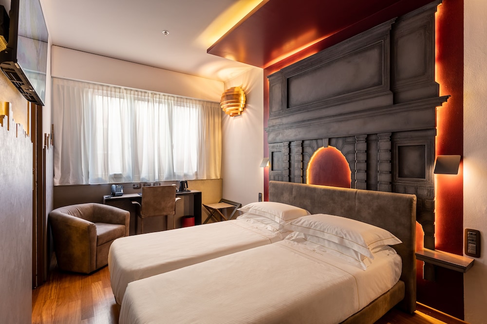 Superior Twin Room, Tower thumbnail 6