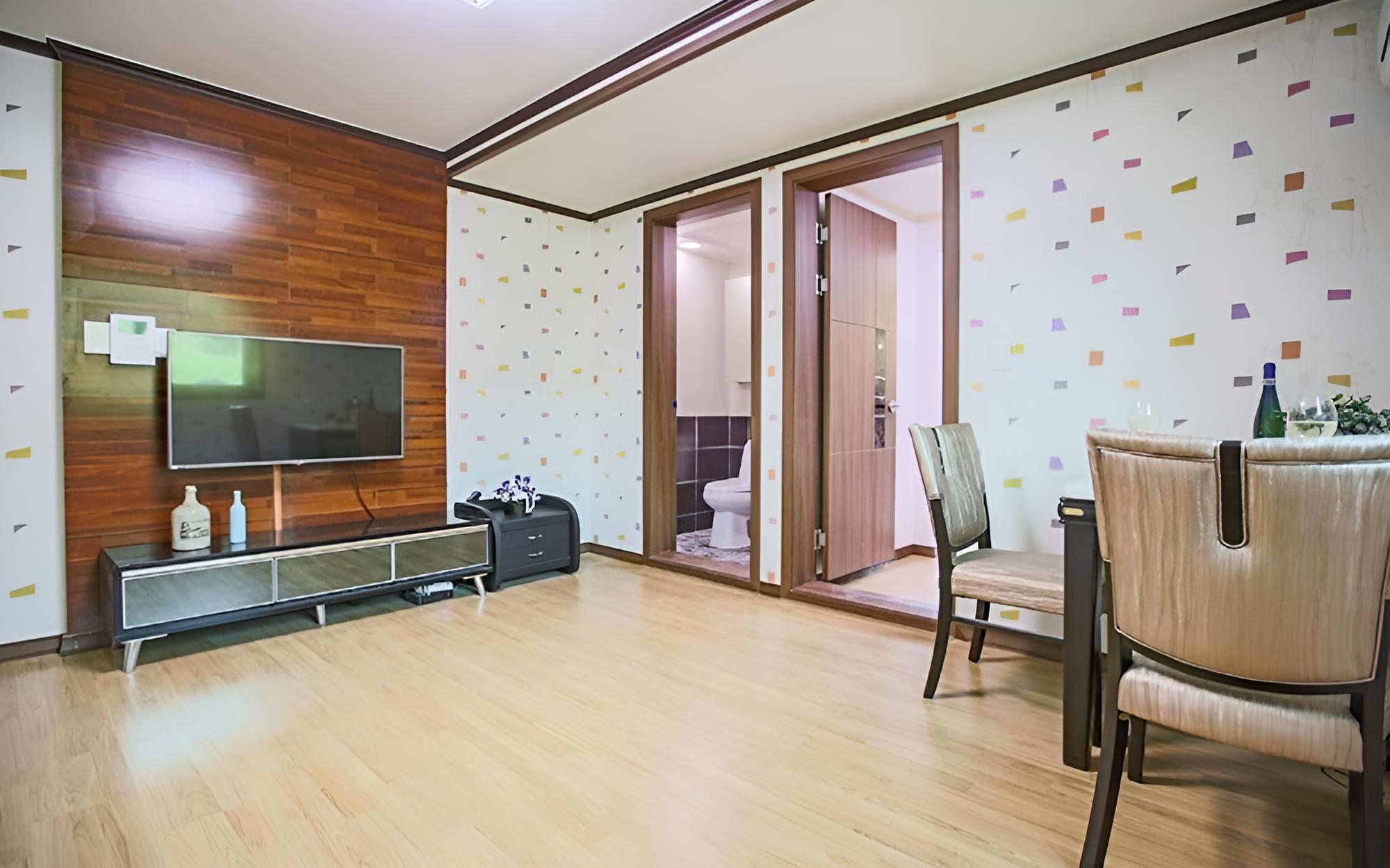 Room (202 Fennel)