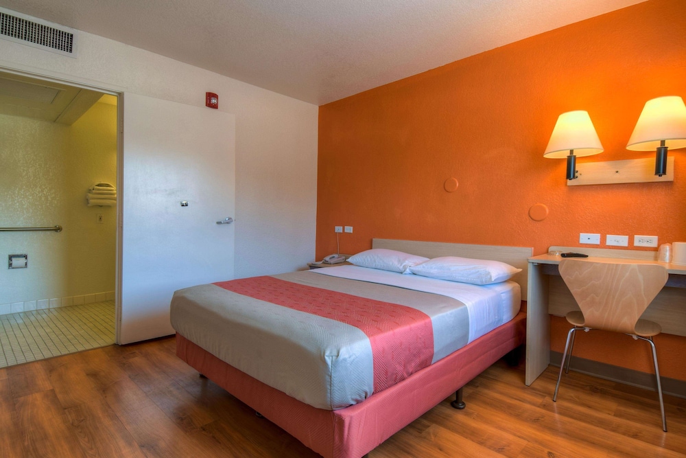 Deluxe Room, 1 Queen Bed, Non Smoking, Refrigerator & Microwave photo 2