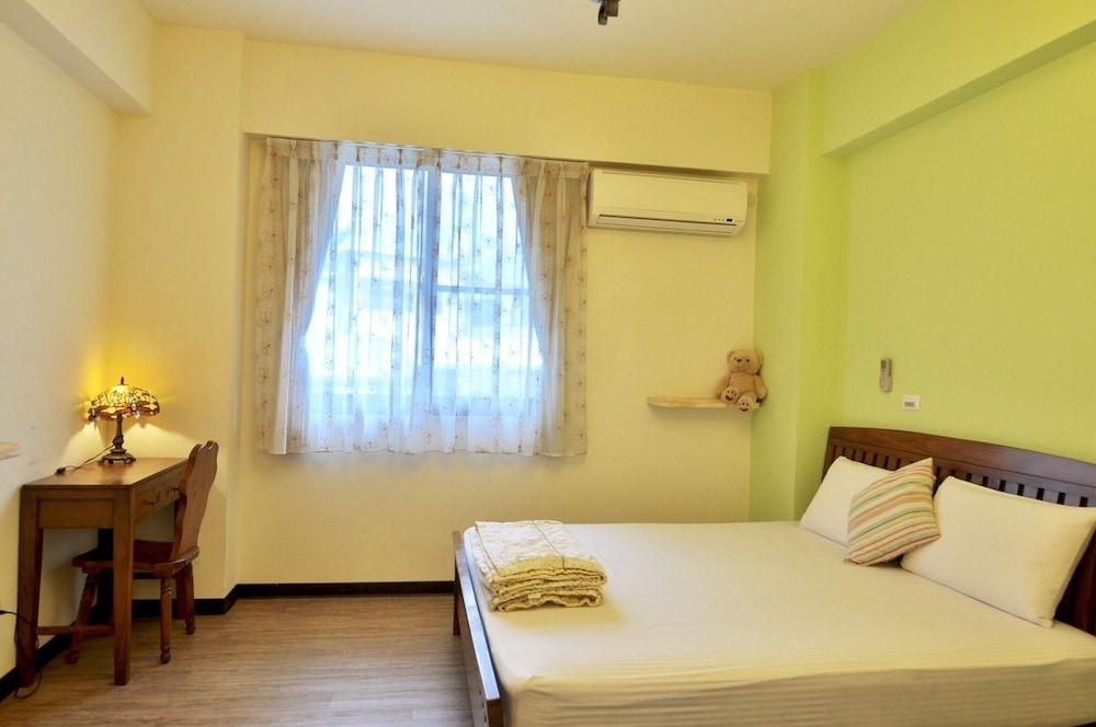 Comfort Quadruple Room, 2 Queen Beds (B302) photo 3