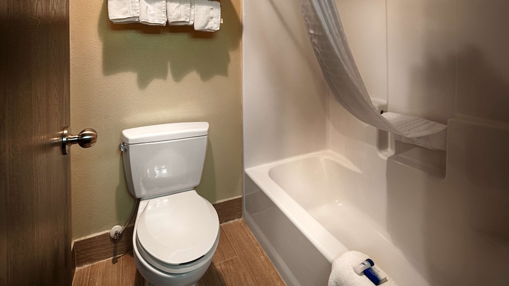 Suite, 1 King Bed, Non Smoking, Refrigerator & Microwave photo 2