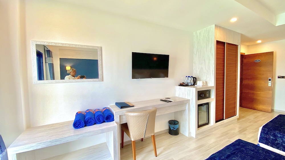 Deluxe Quadruple Room, Balcony, Sea View - Photo 3