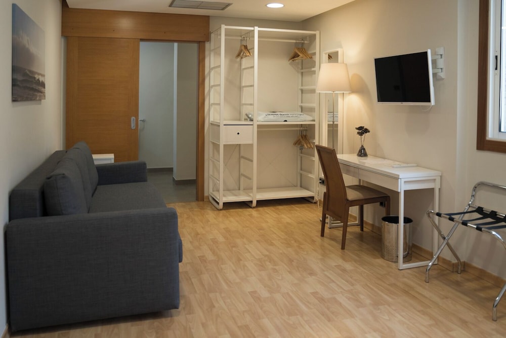 Family Room, 1 Bedroom photo 2