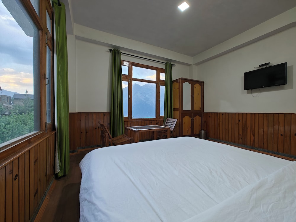 Family Room, Balcony, Valley View photo 3