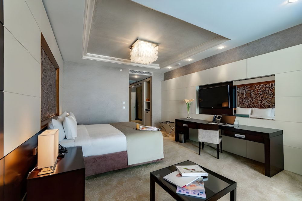Deluxe Room, 1 King Bed, Mountain View photo 2