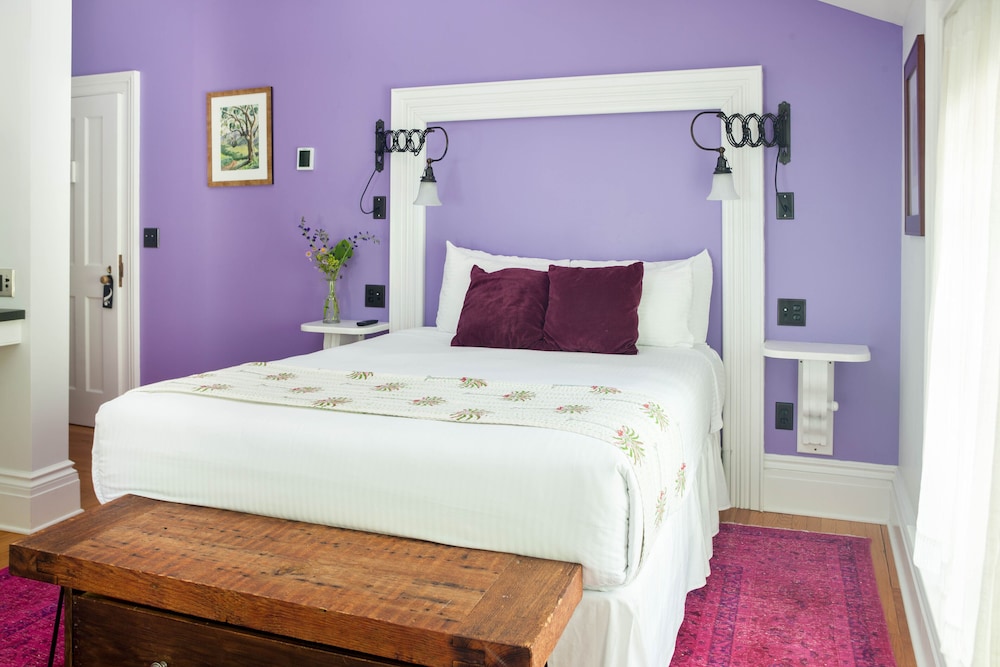 202 - Violet Queen Room