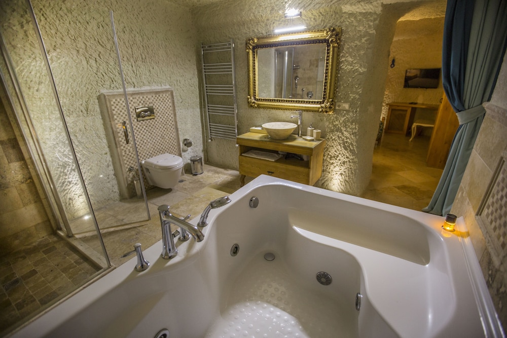 Deluxe Cave Suite photo 2