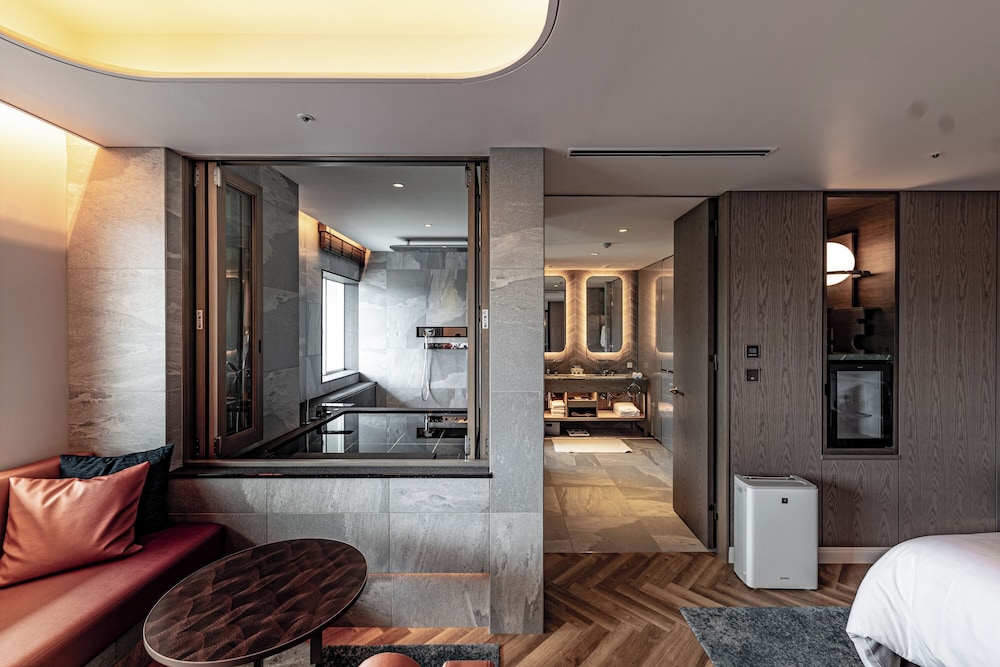 Club Suite, 1 King Bed (View) - Photo 6