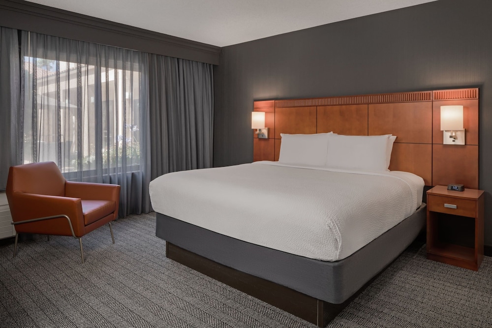 Suite, 1 Bedroom - Photo 2