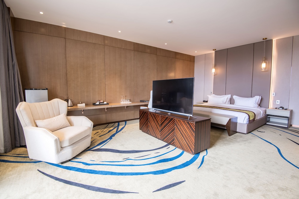 Executive Suite, 1 Queen Bed, Non Smoking, City View photo 1