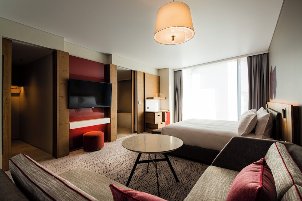 Standard Room, 1 King Bed, Club Lounge Access, Harbor View - Photo 2