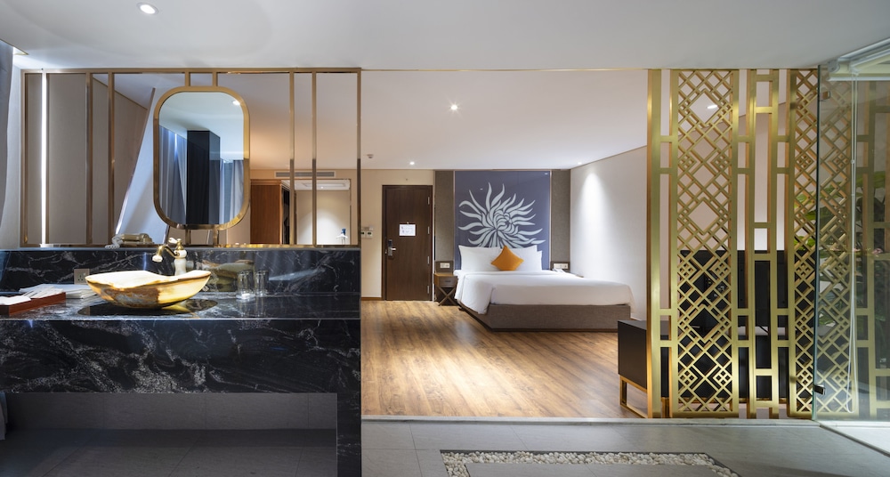 Junior Suite City View - Free Minibar & Afternoon Tea photo 2