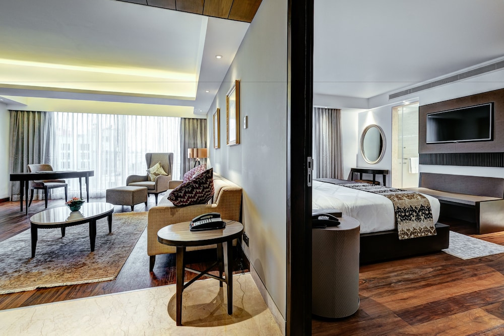 Premier Suite, 1 Bedroom, Accessible, City View photo 2