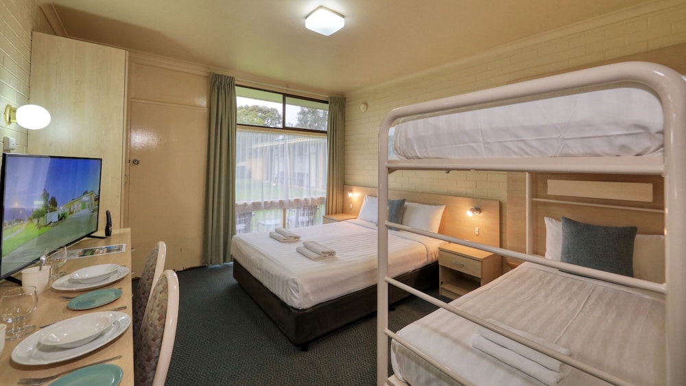 Family Quadruple Room, Multiple Beds, Poolside